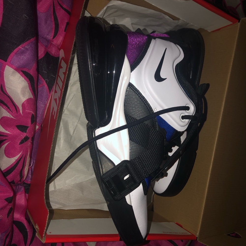 Nike Air Force 270